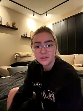 xX HotCouple Xx online show from December 2, 9:28 pm