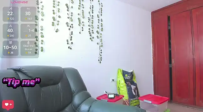 bonnie moon  online show from December 17, 6:20 pm