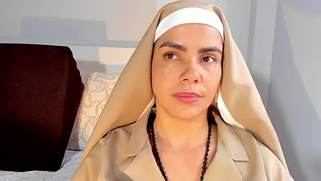 ClaraMariaMon online show from August 5, 6:00 pm