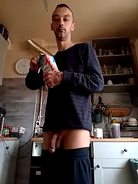 Snapshot of AndreiDts92 chatting on February 28, 8:04 am AndreiDts92 online show from February 28, 8:04 am