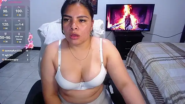 Snapshot of goddess_valXX chatting on February 2, 4:32 pm goddess valXX online show from February 2, 4:32 pm