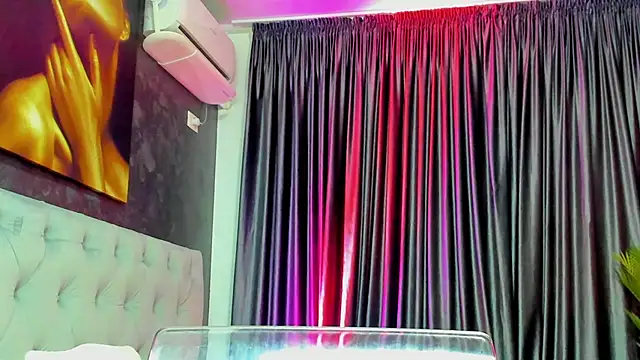 Snapshot of glossy_blondegirl chatting on November 25, 7:19 am glossy blondegirl online show from November 25, 7:19 am