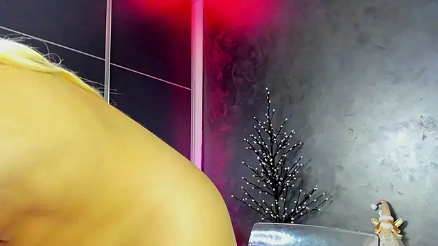 Snapshot of glossy_blondegirl chatting on December 3, 8:07 pm glossy blondegirl online show from December 3, 8:07 pm