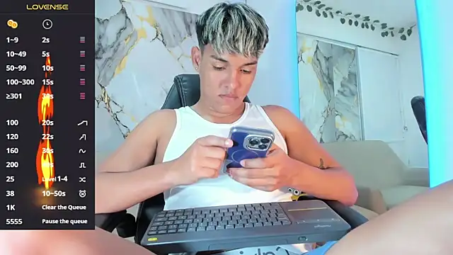 Snapshot of ryan_carter08 chatting on April 6, 2:09 am ryan carter08 online show from April 6, 2:09 am