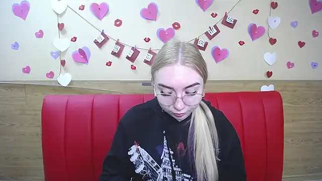 BeatriceFly online show from March 1, 9:40 am