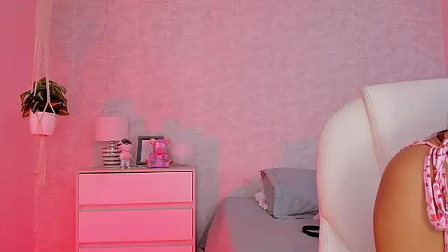 DahianaWalcott online show from December 9, 7:50 pm