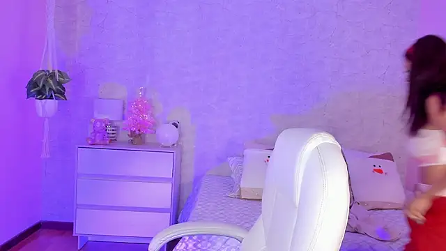 DahianaWalcott online show from December 10, 4:38 pm