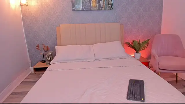 DahianaWalcott online show from December 12, 9:48 pm