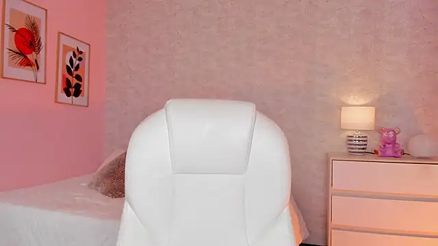 DahianaWalcott online show from March 5, 2:03 am