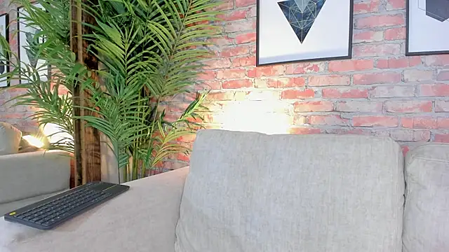 DahianaWalcott online show from March 18, 8:15 pm