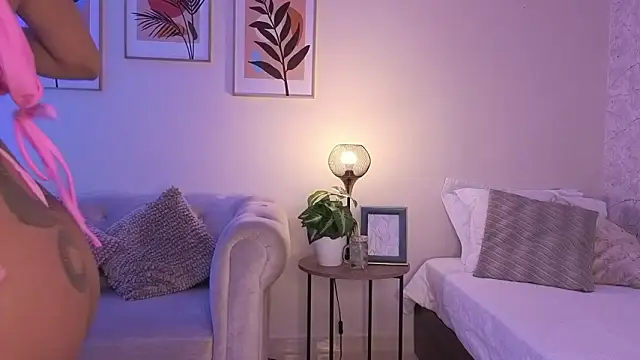 DahianaWalcott online show from February 19, 5:20 pm