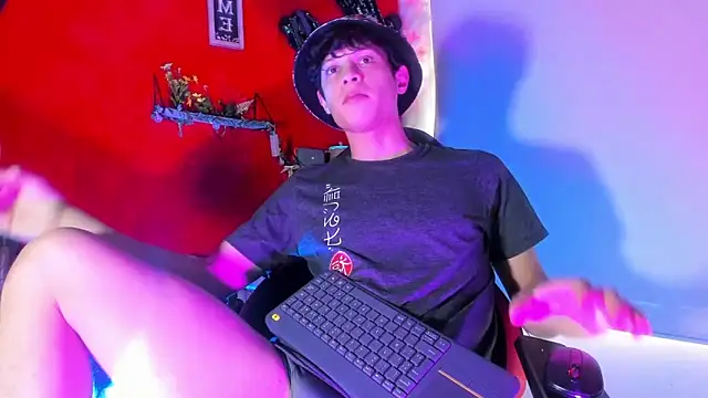 LilOwen  online show from November 22, 7:13 pm