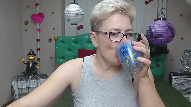 EmiliaGree online show from November 11, 6:19 pm