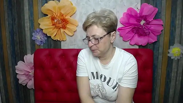 Snapshot of EmiliaGree chatting on May 8, 5:07 pm EmiliaGree online show from May 8, 5:07 pm