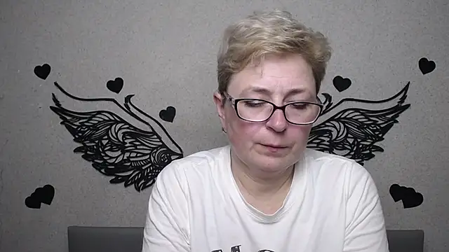 Snapshot of EmiliaGree chatting on May 17, 5:20 pm EmiliaGree online show from May 17, 5:20 pm