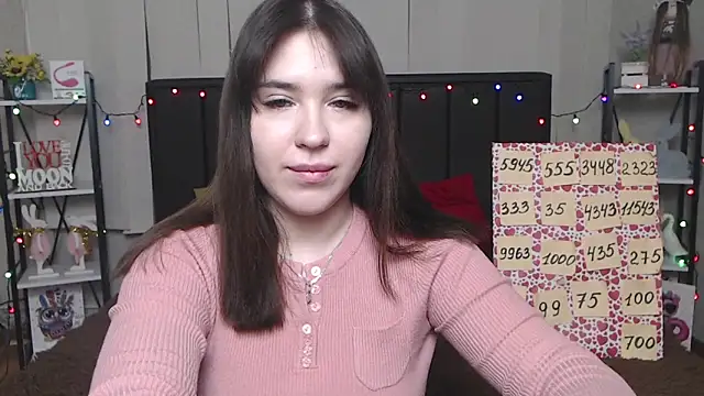 LauraHlot online show from February 5, 6:15 pm