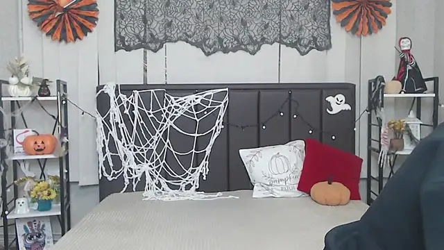 LauraHlot online show from October 28, 6:10 pm