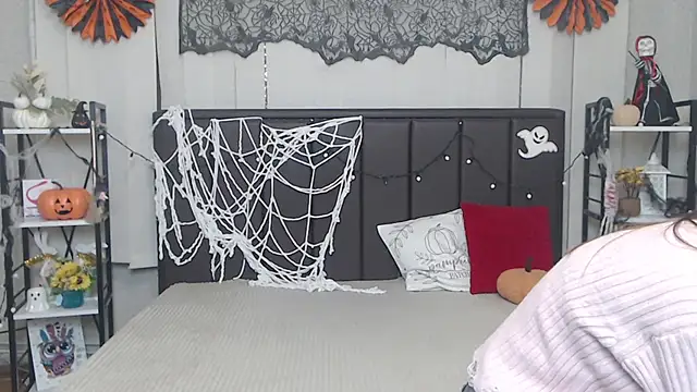 LauraHlot online show from November 1, 6:48 am