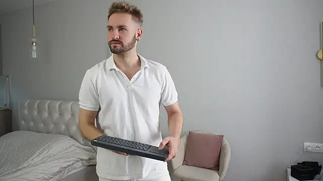 Snapshot of Nik_Sharp chatting on April 14, 8:31 am Nik Sharp online show from April 14, 8:31 am