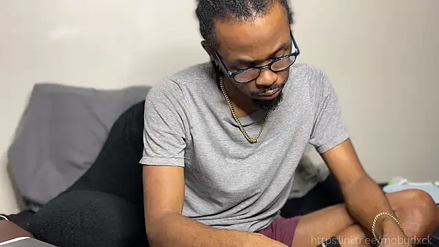 Snapshot of MobyDxck chatting on February 24, 6:33 am MobyDxck online show from February 24, 6:33 am