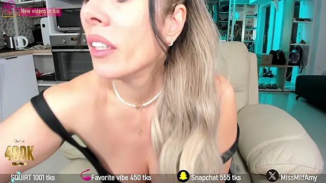 Snapshot of AmySuperHeroes chatting on January 10, 3:06 pm AmySuperHeroes online show from January 10, 3:06 pm