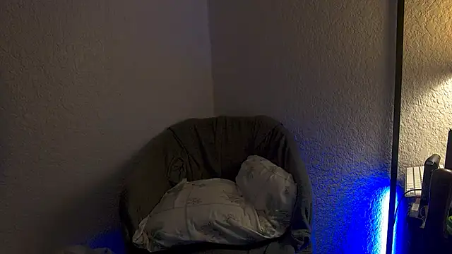 Snapshot of 6igsticc9inch chatting on February 17, 2:20 am 6igsticc9inch online show from February 17, 2:20 am