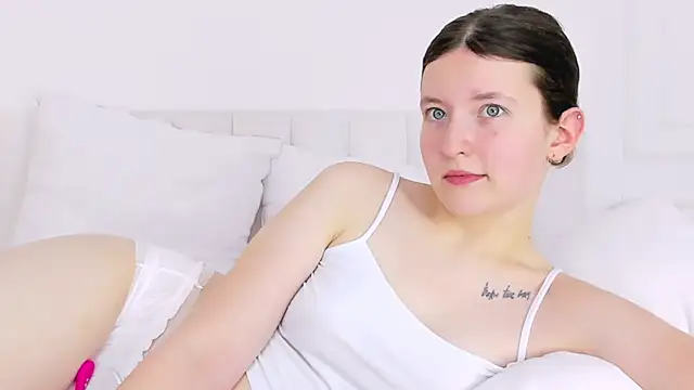 MoonAngelic online show from January 11, 6:24 am