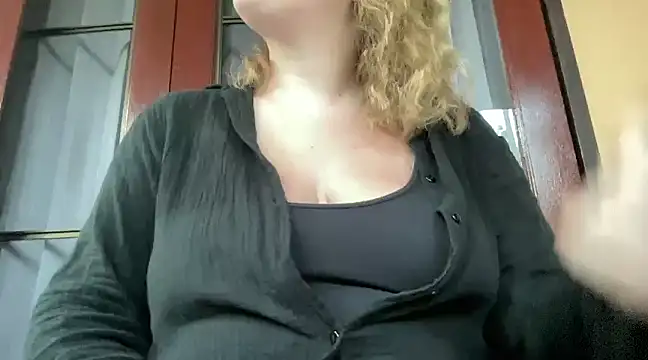 Snapshot of lilylush24 chatting on February 5, 12:31 am lilylush24 online show from February 5, 12:31 am