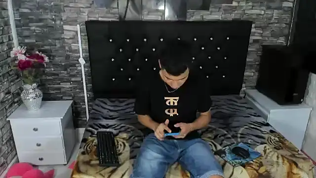 Snapshot of salvadorgomezx chatting on December 15, 7:31 pm salvadorgomezx online show from December 15, 7:31 pm