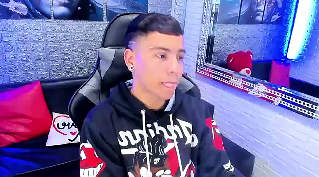 Snapshot of salvadorgomezx chatting on December 19, 7:51 pm salvadorgomezx online show from December 19, 7:51 pm