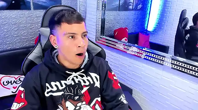 Snapshot of salvadorgomezx chatting on December 19, 10:53 pm salvadorgomezx online show from December 19, 10:53 pm