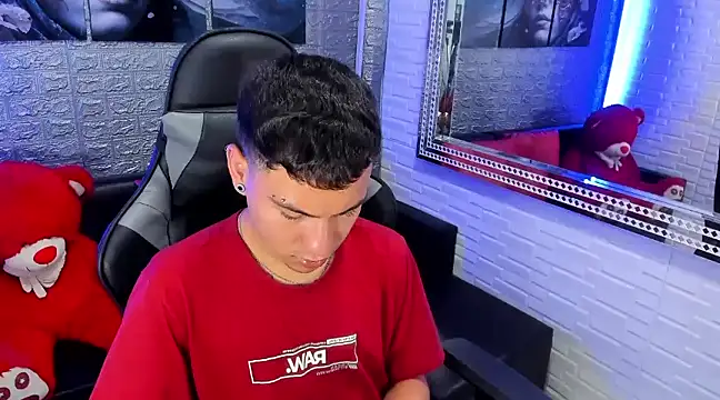 Snapshot of salvadorgomezx chatting on December 21, 1:04 am salvadorgomezx online show from December 21, 1:04 am