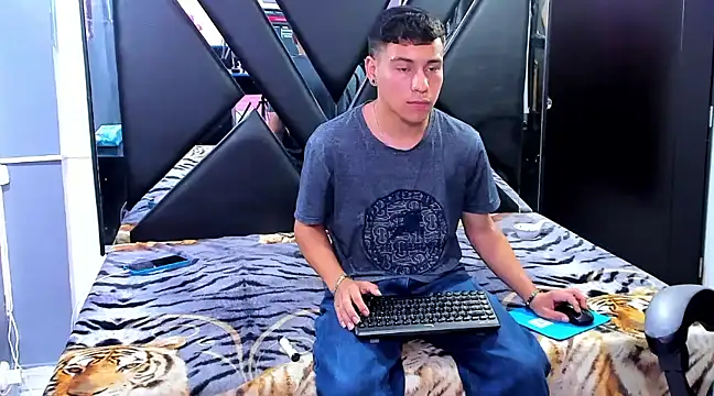 Snapshot of salvadorgomezx chatting on December 23, 8:03 pm salvadorgomezx online show from December 23, 8:03 pm