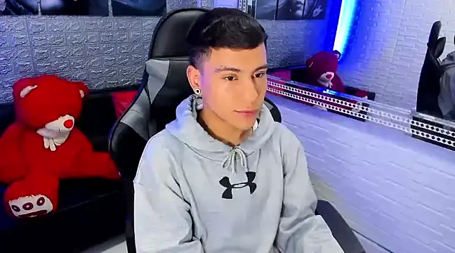 Snapshot of salvadorgomezx chatting on December 25, 11:10 pm salvadorgomezx online show from December 25, 11:10 pm