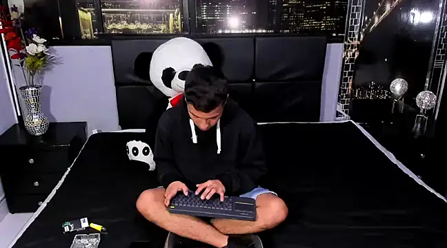 Snapshot of salvadorgomezx chatting on December 27, 10:59 pm salvadorgomezx online show from December 27, 10:59 pm