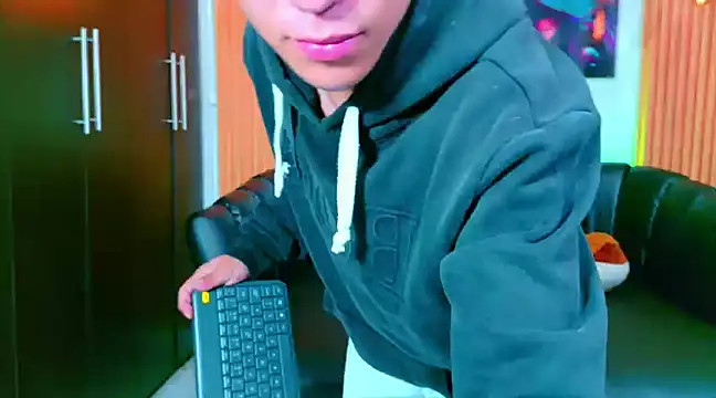 Snapshot of salvadorgomezx chatting on February 6, 2:22 am salvadorgomezx online show from February 6, 2:22 am