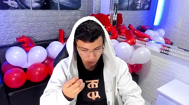 Snapshot of salvadorgomezx chatting on February 14, 3:33 am salvadorgomezx online show from February 14, 3:33 am