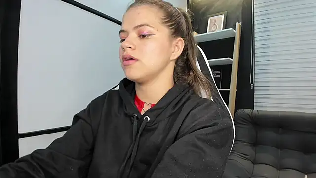 Snapshot of PaigeJayden chatting on February 19, 2:12 am PaigeJayden online show from February 19, 2:12 am