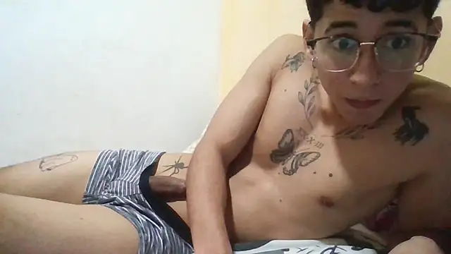 Snapshot of Dillom420 chatting on December 12, 8:14 am Dillom420 online show from December 12, 8:14 am