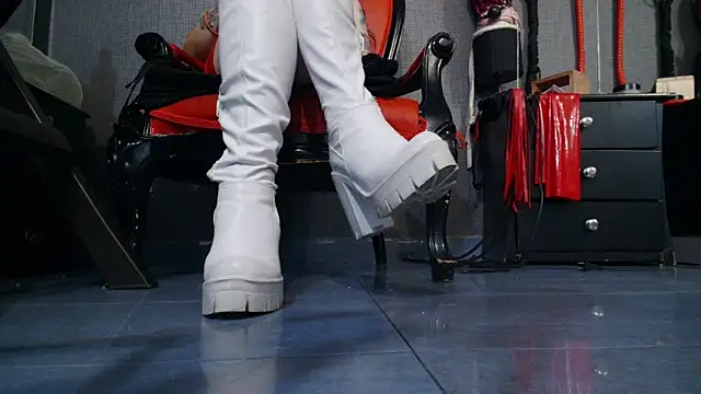 LusstCruella online show from February 26, 9:05 pm