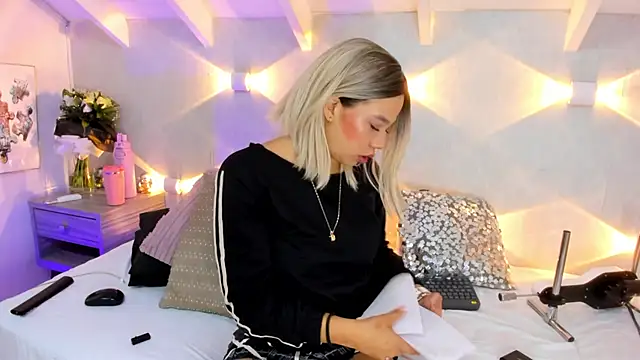 Snapshot of Martina_Miiller chatting on April 6, 1:23 pm Martina Miiller online show from April 6, 1:23 pm