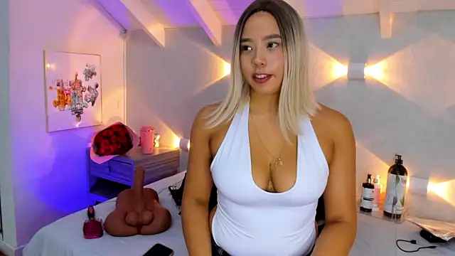 Snapshot of Martina_Miiller chatting on April 10, 12:54 pm Martina Miiller online show from April 10, 12:54 pm