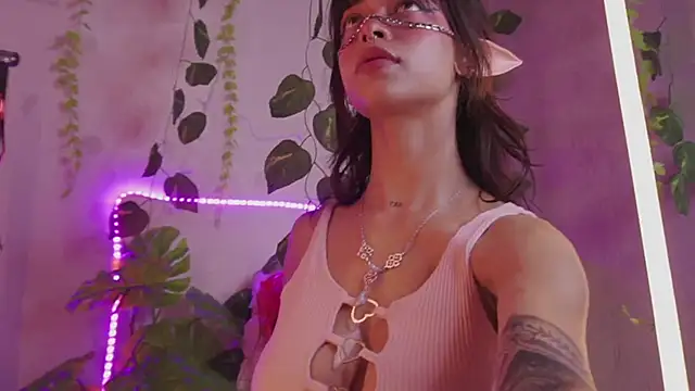 Snapshot of Kitty_arts chatting on December 5, 8:00 pm Kitty arts online show from December 5, 8:00 pm