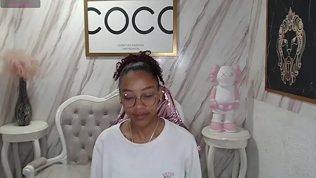 Snapshot of Violeth_b chatting on February 6, 12:48 pm Violeth b online show from February 6, 12:48 pm