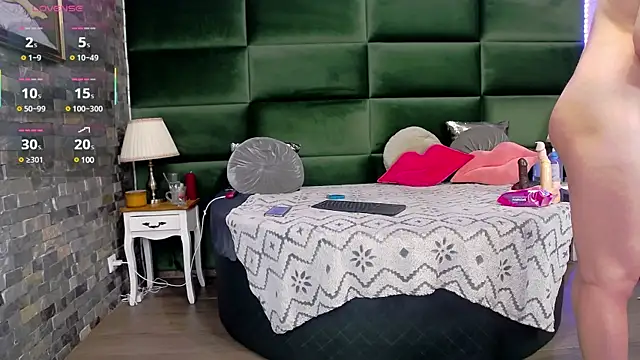 Snapshot of SelenSummer chatting on February 21, 6:18 am SelenSummer online show from February 21, 6:18 am