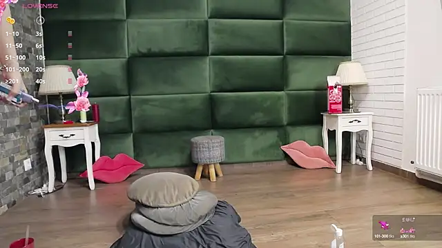 Snapshot of SelenSummer chatting on September 14, 4:11 am SelenSummer online show from September 14, 4:11 am