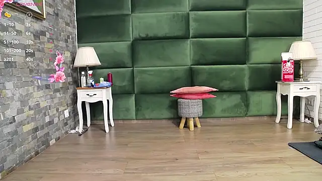 Snapshot of SelenSummer chatting on September 18, 4:03 am SelenSummer online show from September 18, 4:03 am