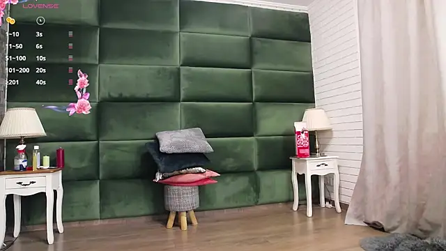 Snapshot of SelenSummer chatting on September 20, 4:13 am SelenSummer online show from September 20, 4:13 am