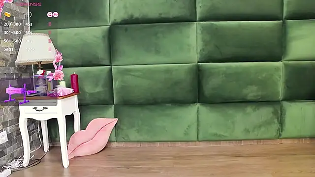 Snapshot of SelenSummer chatting on October 9, 4:10 am SelenSummer online show from October 9, 4:10 am