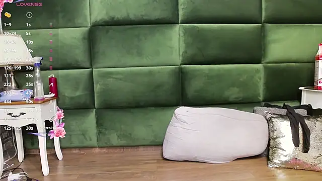 Snapshot of SelenSummer chatting on October 24, 6:59 pm SelenSummer online show from October 24, 6:59 pm